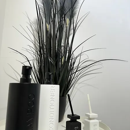 Black White Lägenhet